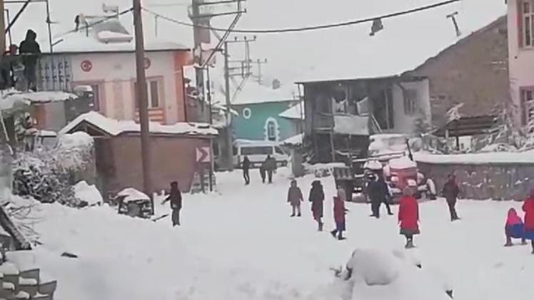 Afyonkarahisar’ın Şuhut ilçesinde kış mevsimiyle birlikte etkisini gösteren kar yağışı