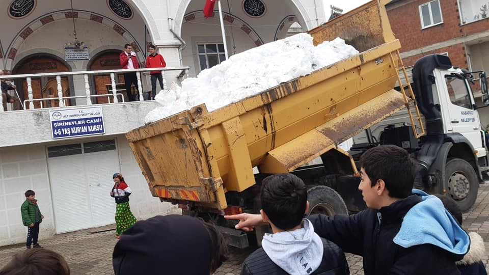 Çocuklar Kartopu Oynasın Diye… Ordu Kabadüz Belediye Başkanı Yener Kaya, kendisine sosyal medyadan ulaşan