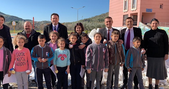 Belediye Başkanı Kar Görmemiş Çocuklara Dağdan Kar Getirdi ! Belediye Başkanı kar yağmayan ilçe merkezine dağdan kamyonla kar getirdi.