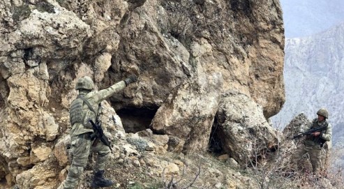 İki Terörist Hava Destekli Operasyonla Etkisiz Hale Getirildi Irak kuzeyi Gara bölgesinde, bir mağara girişinde tespit edilen 2