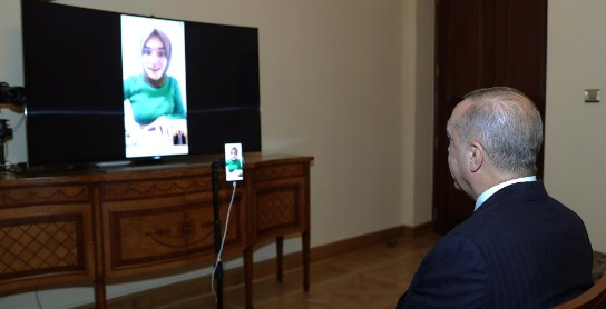 Türkiye Onu Konuşuyor Kim Milyoner Olmak İster Yarışmasında gösterdiği neşeli ve sempatik tavırlarıyla