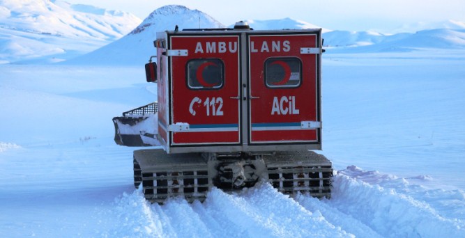 Sağlık Bakanı Dr. Fahrettin Koca, yoğun kar yağışı altında, zor