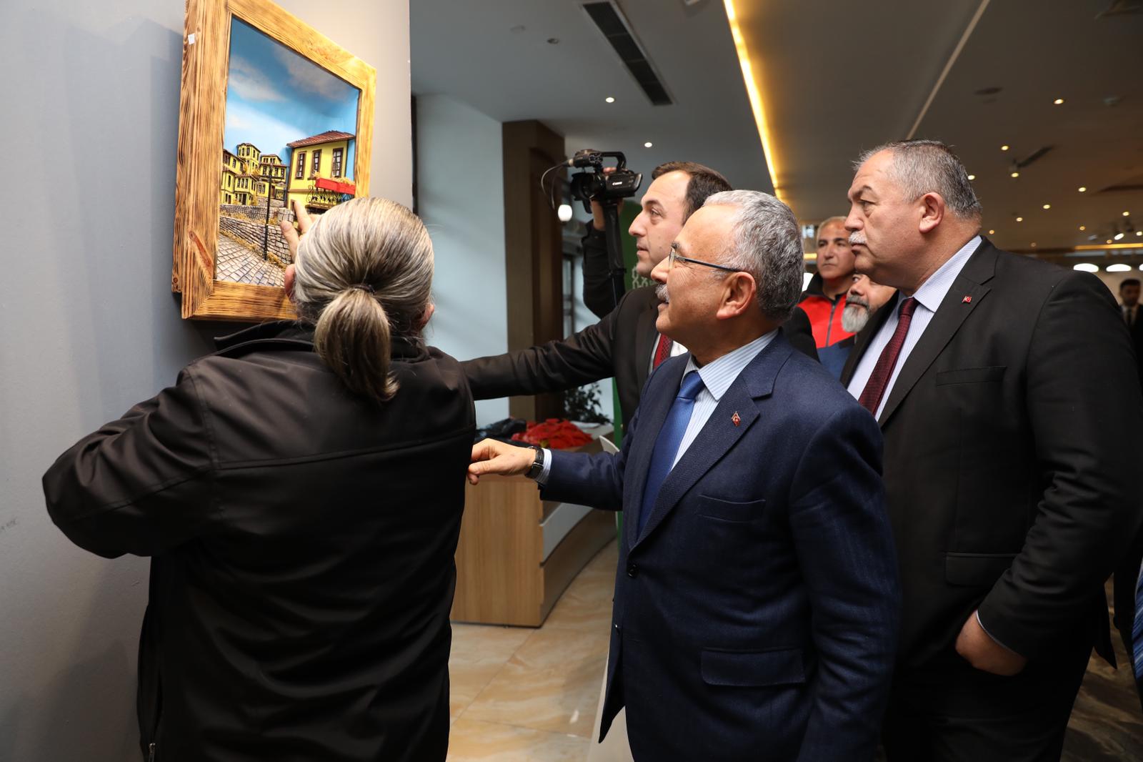 Rölyef sanatçısı İlker Çorbacı, çevreden topladığı atık malzemeleri özenle hazırlayıp