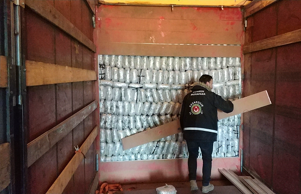 Kapıkule’de 2 Ton 70 Kilogram Esrar Ele Geçirildi (Görüntülü) Ticaret Bakanlığı Gümrük Muhafaza ekiplerince Kapıkule Gümrük Kapısında gerçekleştirilen operasyonda