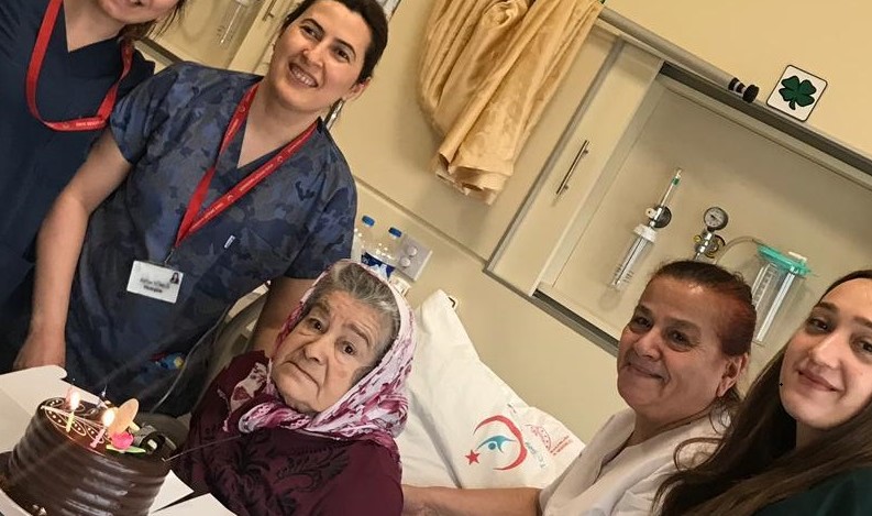 Fatma Nine’ye Sürpriz Doğum Günü Böbrek Yetmezliği tanısıyla Ünye Devlet Hastanesi’nde tedavi gören 73 yaşındaki