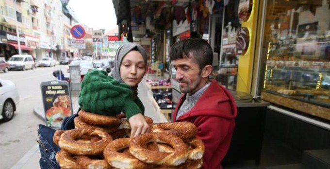 Simitçi 1 Günlük Gelirini Van’daki Depremzedelere Bağışladı Kocaeli’de simit satarak geçimini sağlayan Erkan Ayhan, merkez üssü İran