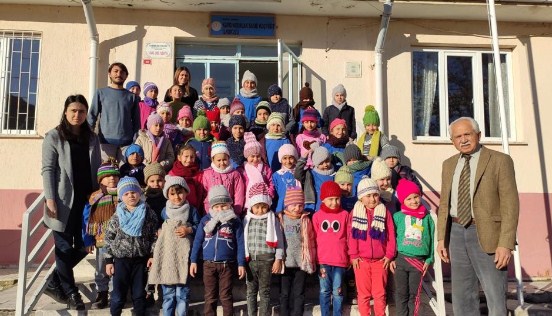 Minik Kalpler Üşümesin Manisa’da Şehzadeler ilçesinde Şehitler Ortaokulu Okul Aile Birliği Başkanı Özlem