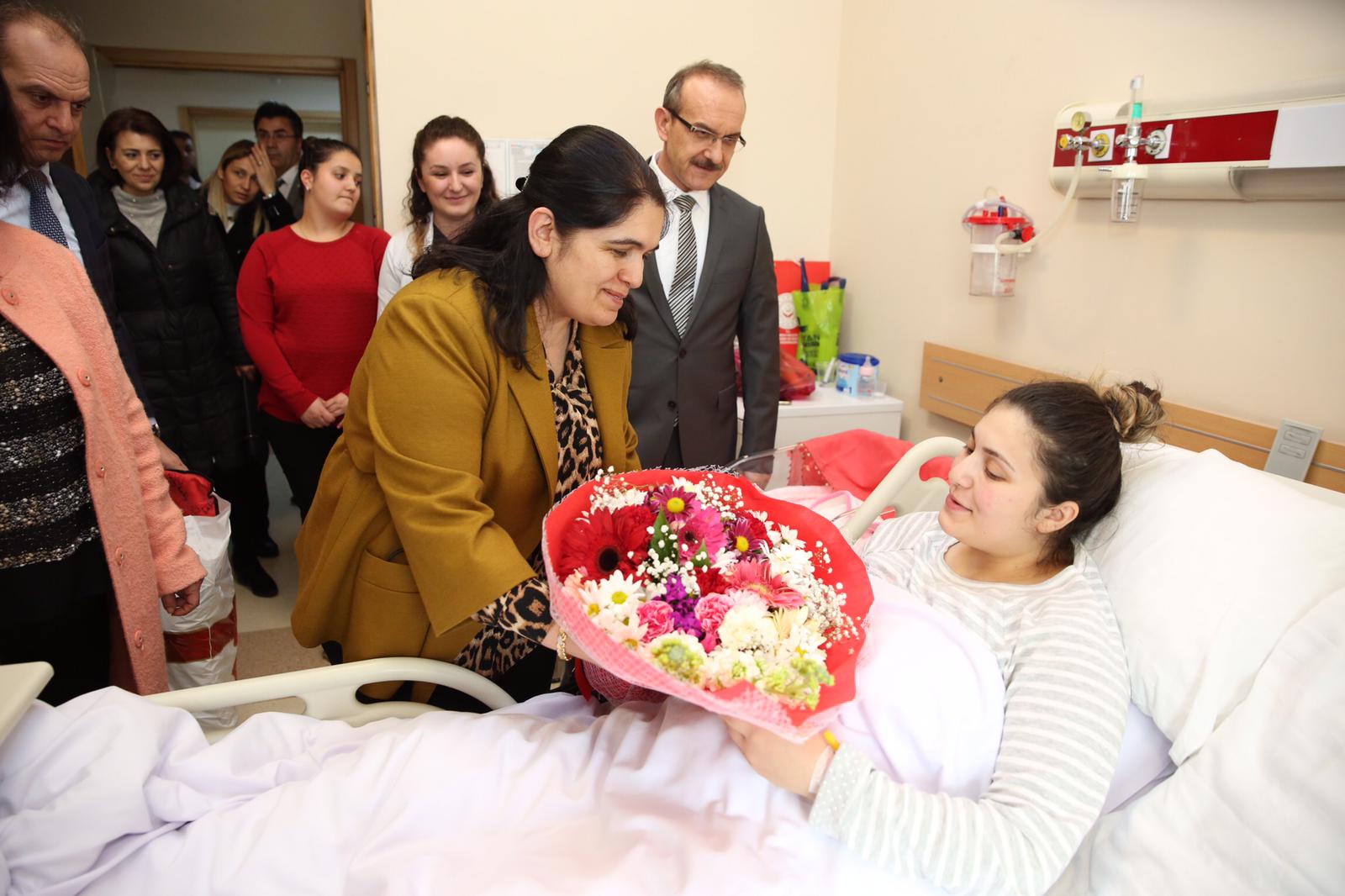 Şehit Ailesinin Bebek Sevincini Paylaştı Ordu Valisi Seddar Yavuz eşi Selda Yavuz ile birlikte 13