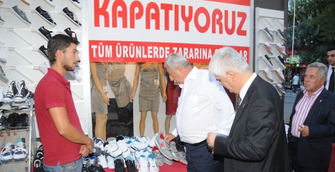 “İki Dükkan Arayla Aynı Sektörde Esnaf Birbirine Zarar Veriyor” TESK Genel Başkanı Bedevi Palandöken, kısa mesafelerle aynı cadde üzerine