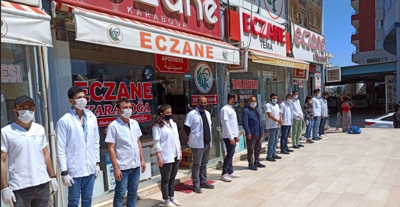 Eczacılardan Saygı Duruşu Eczacılar, COVID-19 mücadelesinde hayatını kaybeden eczacılar ve eczane çalışanları için