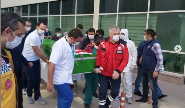 Kanseri Yenen Hemşire COVID-19 Nedeniyle Yaşamını Yitirdi Kanser tedavisi gördükten sonra yeniden hastaneye çalışmaya başladığı öğrenilen iki