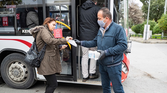 Toplu Ulaşımda Ücretsiz Maske Desteği İzmir Büyükşehir Belediyesi otobüs, metro, tramvay ve gemi yolcularına aktarma