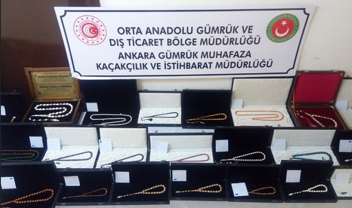 Balina Dişi ve Gergedan Boynuzundan İmal Edilen Tesbih Yakalandı Ticaret Bakanlığı Gümrük Muhafaza Ekiplerince Ankara’da gerçekleştirilen operasyonda yaklaşık 1