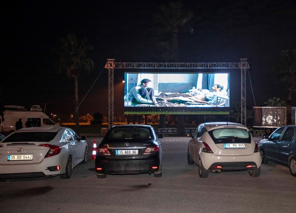Korona Günlerinde Arabalı Sinema Keyfi İzmir Büyükşehir Belediyesi 15 Mayıs Cuma günü açık havada sinema
