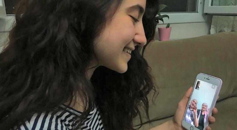 İzmir Ekonomi Üniversitesi (İEÜ) öğrencileri, koronavirüs tehditi nedeniyle dışarı çıkamayan yaşlıları