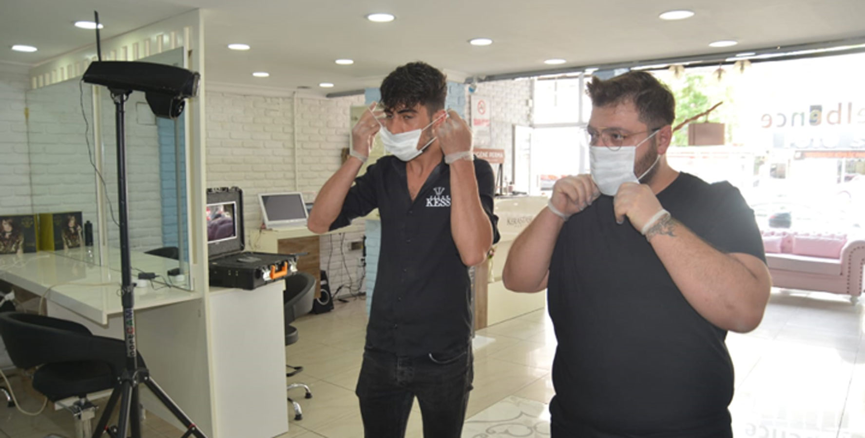 Koronavirüs’le mücadelede tedbir amacıyla  İzmir Buca’da Salon Kess  kuaför salonu