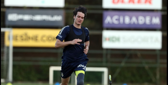 Fenerbahçe Takımı Hız Testini Geçti Yeni sezon hazırlıklarını sürdüren Fenerbahçe futbol takımına, günün ikinci bölümünde