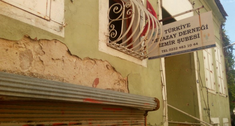 Türkiye Beyazay Derneği İzmir Şube Başkanı Salih Arıkan, konaktaki dernek