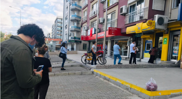 İzmir Karşıyaka’da Anadolu Caddesi üzerinde bulunan Denizbostanlısı Anadolu PTT şubesinin