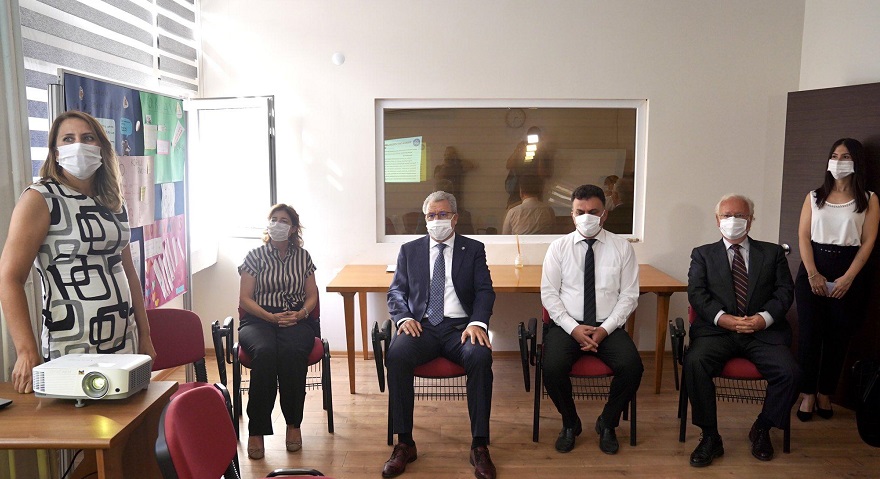 Edebiyat Fakültesi’nden Hastalara Psikolojik Destek Ege Üniversitesi Edebiyat Fakültesi bünyesinde hizmet veren “Psikoloji Uygulamaları ve