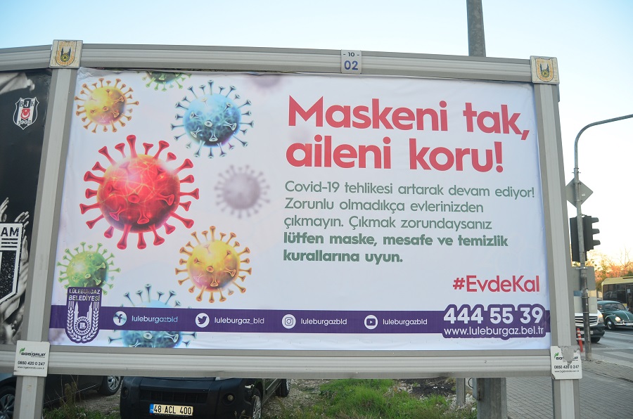 Vakaların Arttığı Lüleburgaz’da Belediye Vatandaşı Reklam Panolarıyla Uyardı Lüleburgaz Belediyesi, kentin dört bir yanındaki billboardları “Evde kal” mesajlarıyla