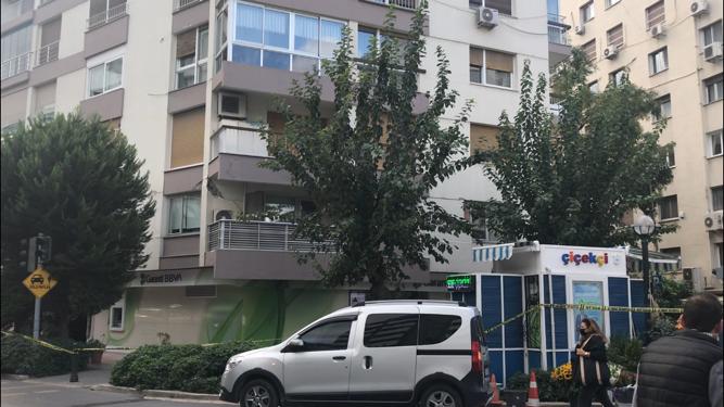 İzmir’de yaşanan depremin etkileri devam ediyor. İzmir Alsancak’ta Plevne Bulvarında