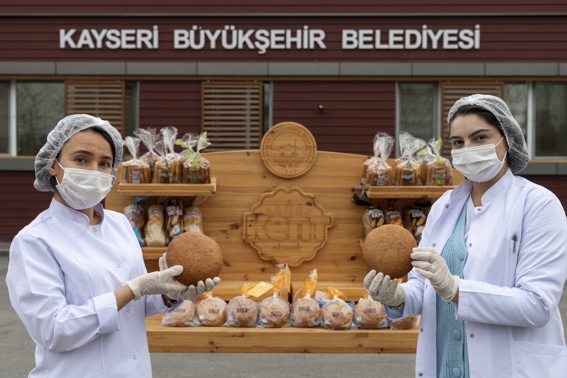 Genetiği Değişmeyen Gacer Buğdayından Ekmek Üretildi Kayseri Büyükşehir Belediyesi bünyesinde bulunan Kent Ekmek tesislerinde Ar-Ge çalışmaları