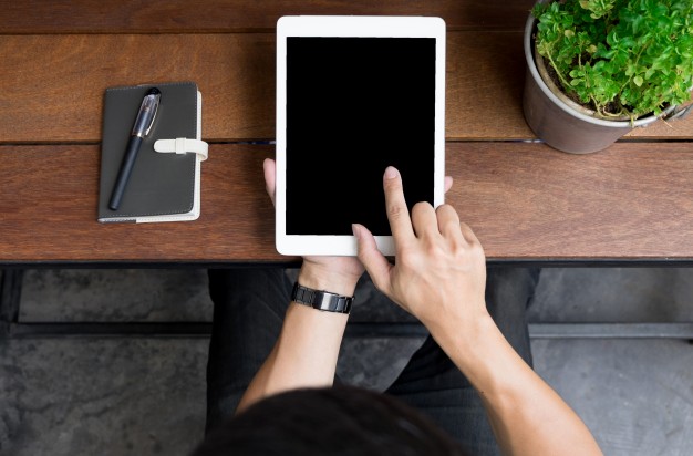 İhtiyaç sahibi öğrencilere tablet dağıtılıyor. Kampanya kapsamında daha önce 60