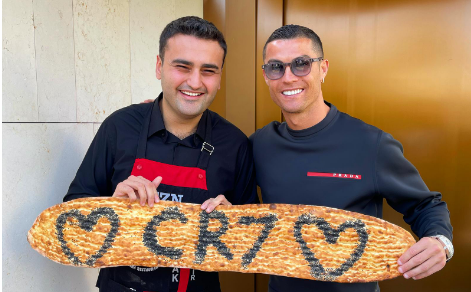 Ronolda CZN Burak’ın Dubai’deki Restoranını Ziyaret Etti Yüzyılın futbolcusu seçilen Ronaldo, CZN Burak’ın Dubai’deki restoranını ziyaret etti