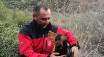 Çukura Düşen Av Köpeği Osman’ı İtfaiyeciler Kurtardı Geçtiğimiz Salı günü Tire’nin Eskioba mahallesinde ava giden Sedat Ülker’in