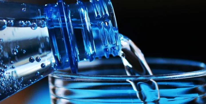 Tek bir şişede toplanan mineral kaynağı maden suyu, diyet yapanlar