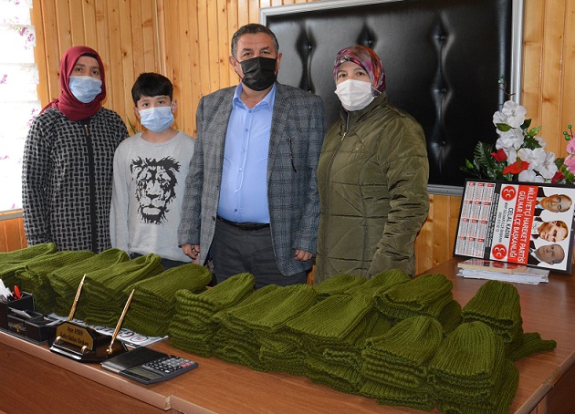 Mersin’in Gülnar ilçesinde yaşayan kadınlar tarafından örülen bereler operasyon bölgesindeki