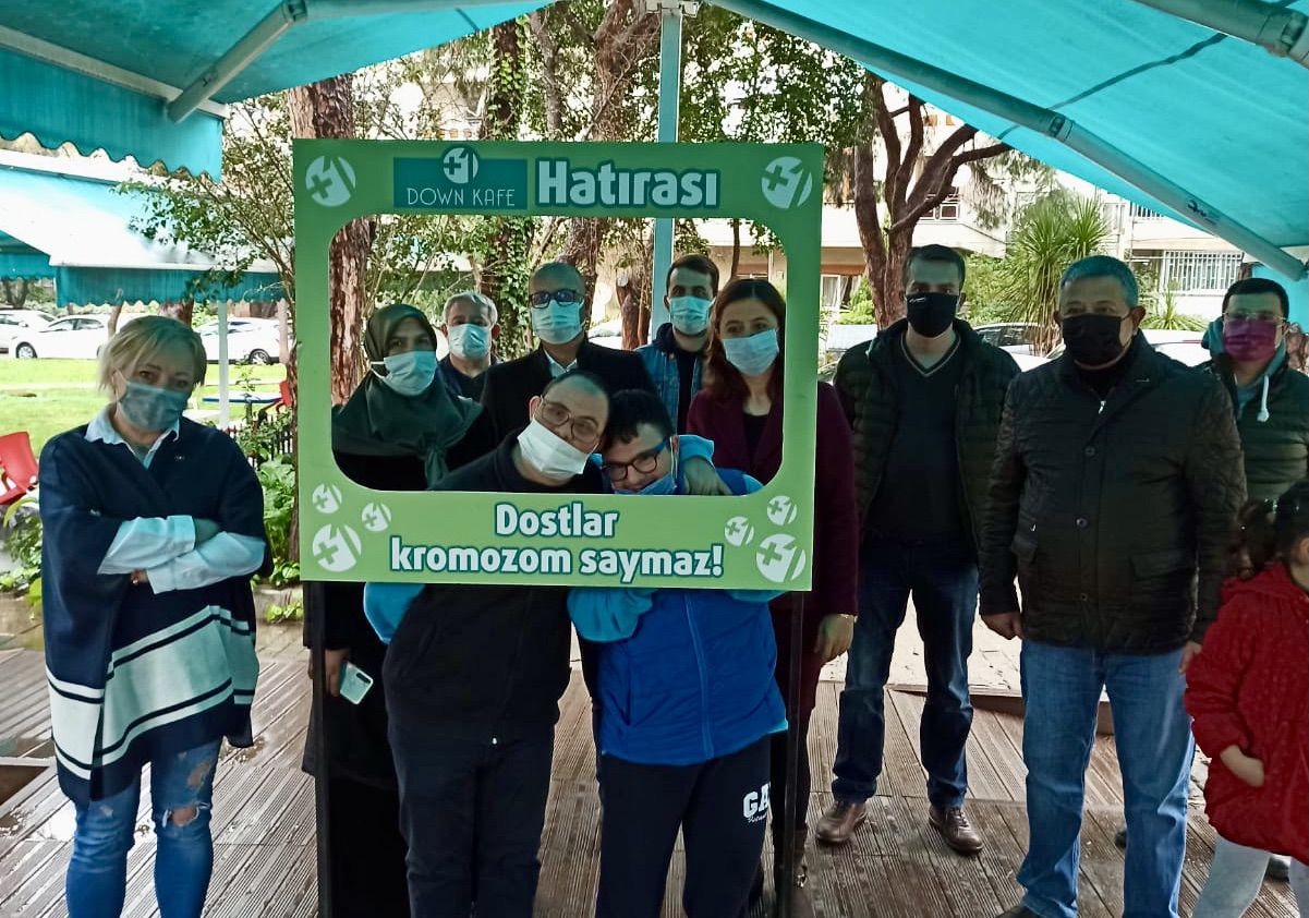 Demokratik Sağlık Sen Üyeleri Down Sendromlu Gençleri Unutmadı Demokratik Sağlık Sen İzmir Engelli Komisyonu 21 Mart Dünya Down