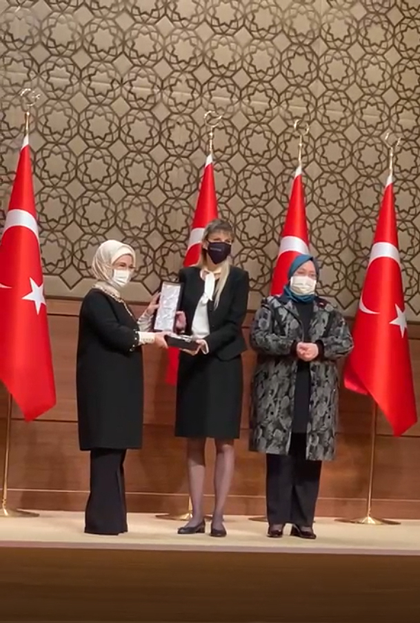 Viking Temizlik, 2020 Erişilebilirlik Ödülü’nü Cumhurbaşkanı Recep Tayyip Erdoğan’ın eşi Emine Erdoğan’ın elinden aldı T.C. Aile, Çalışma ve Sosyal Hizmetler Bakanlığı tarafından verilen Erişilebilirlik
