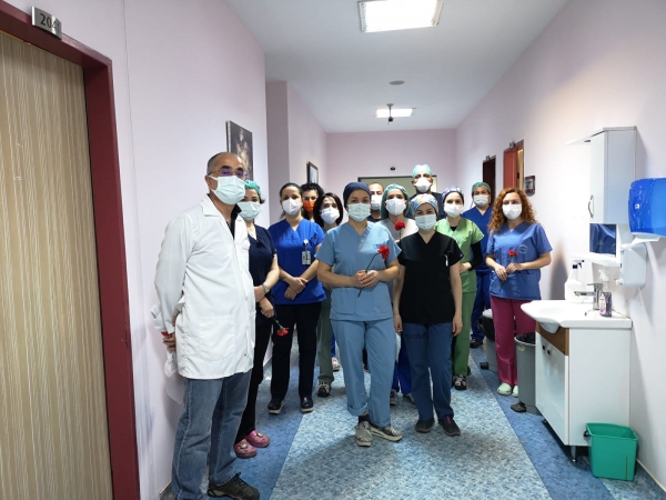 COVID-19 Nedeniyle Kaybettiğimiz Sağlık Çalışanları Türkiye’nin Her Yerinde Anıldı Pandemide mücadelenin en safhasında yer alıp yaşamını yitiren sağlıkçılar Türk