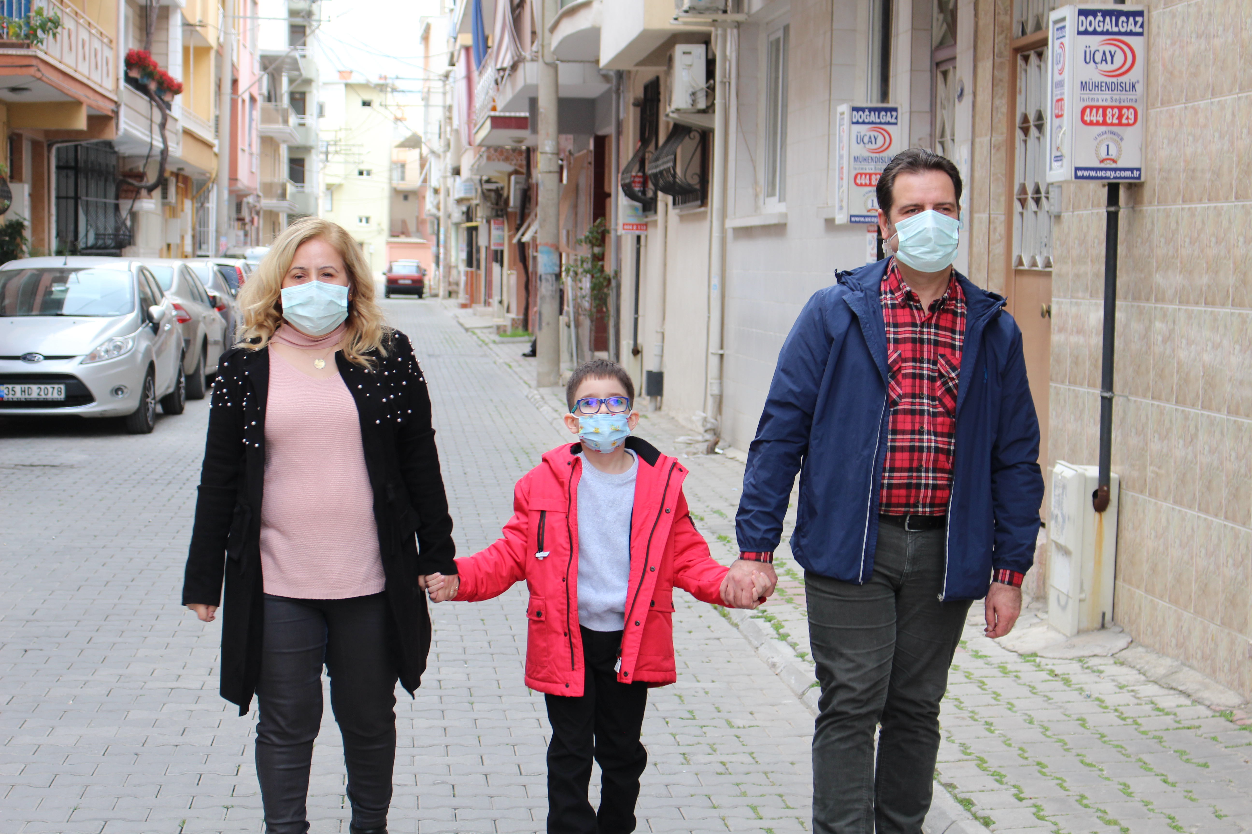 El Ele Yürüyerek Işığı Gördüler ! 9 yaşında gözüne kireç kaçması nedeniyle bir gözünü kaybeden diğer