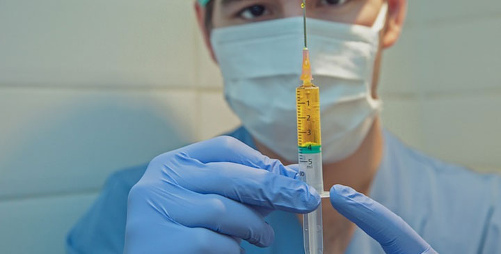 Aşılanmış veya daha önce enfekte olmuş kişilerde de tekrar Covid-19