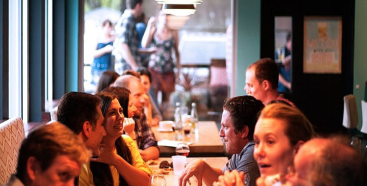 Gerekli olmadıkça bir araya gelinmemesi gerektiğini mecbur hallerde maske, mesafe