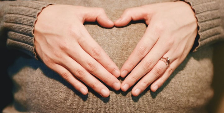 Hamileler, aşılanmalar başladığından beri yaptırıp yaptırmamak arasında zor bir seçimle