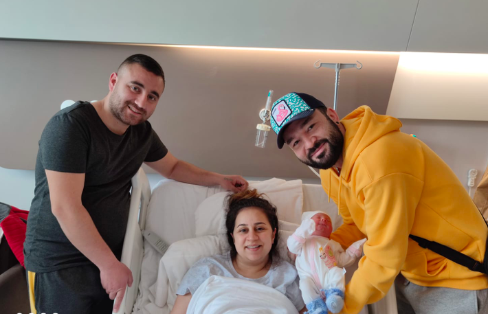 Tek Tüple Gelen Bebek Sevinci Rahim tüplerinden biri şişen ve sıvı toplayan Ceren Dumanoğlu, Kadın