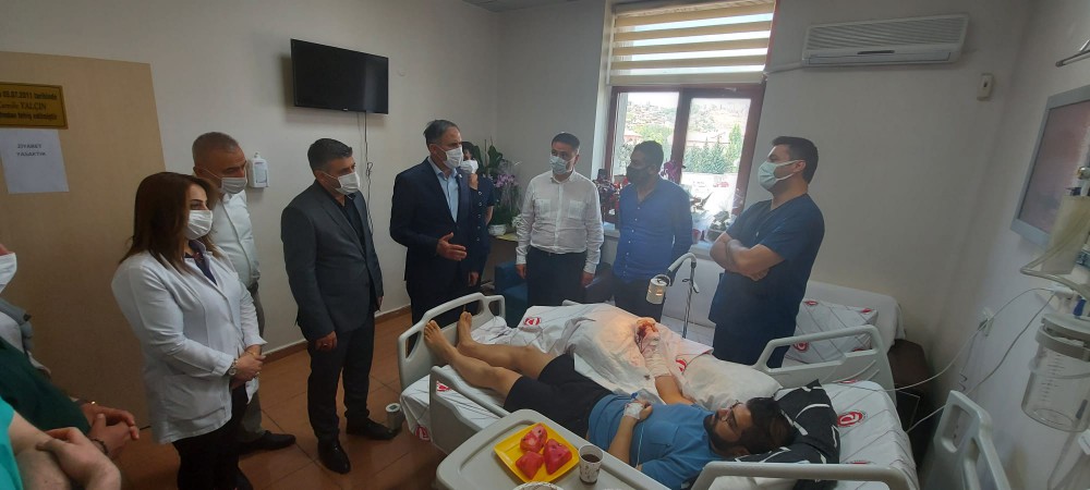 Parmakları Kesilen Doktor Ertan İskender’e Geçmiş Olsun Ziyareti Sağlık-Sen Genel Başkanı Semih Durmuş ve beraberindeki heyet, dün Ankara