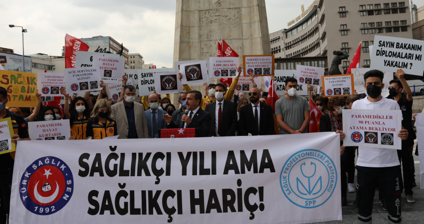 Sağlıkçıların Atama İsyanı ! Sağlık emekçileri, atanamayan genç sağlıkçıların taleplerini Ulus’ta yaptıkları basın açıklamasında