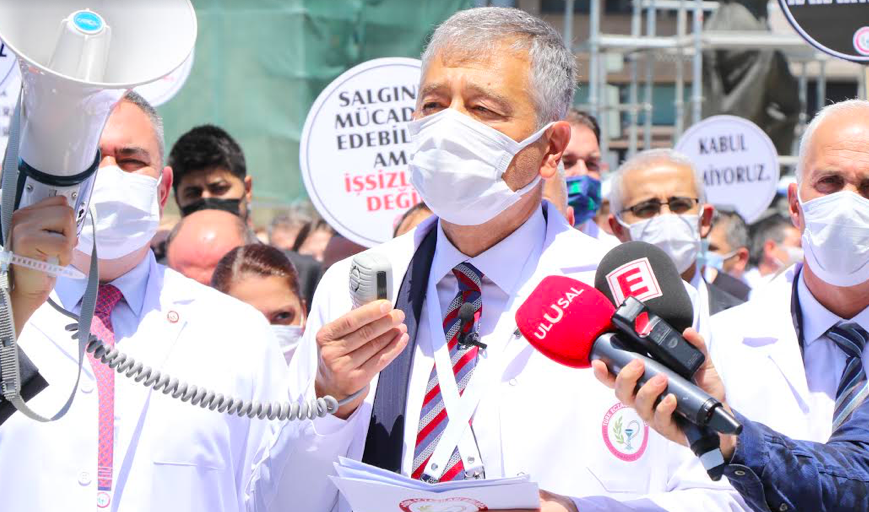 Eczacılardan YÖK Eylemi ! Türk Eczacıları Birliği’nin çağrısıyla Türk Eczacıları Birliği yöneticileri, Türkiye’nin dört