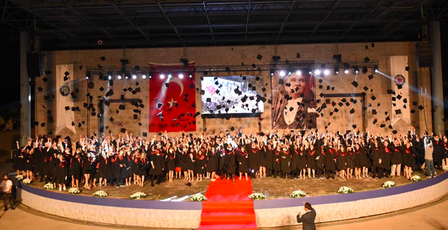 Sağlık Ordusuna Taze Kan ! Ege Üniversitesi Tıp Fakültesi 61. Dönem Mezuniyet Töreni, Bornova’da Aşık