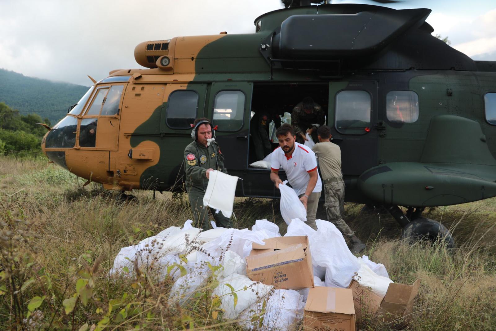 Selde Yardımlar Ulaşılamayan Köylere Helikopterle Taşınıyor Sel felaketinin yaşandığı Kastamonu’nun Bozkurt ilçesi ile Sinop’un Ayancık ilçesinde
