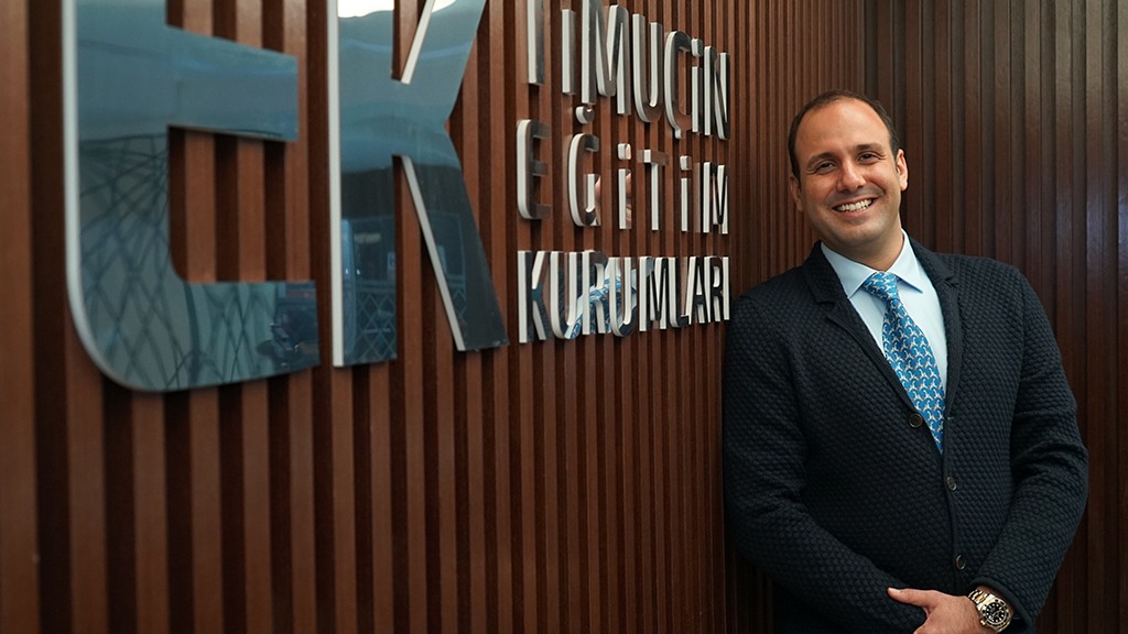 TEK’te 5. Sınıflar Haftada 28 Saat Yabancı Dil Eğitimi Alıyor Timuçin Eğitim Kurumları (TEK) kurucusu Celal Serzan Timuçin, okulun yabancı