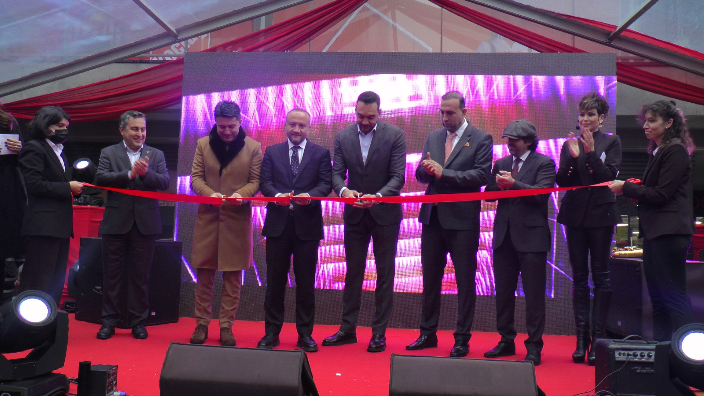 Maltepe’deki Yeni Yaşam Alanı “MCA Cadde” Ünlülerin Katılımıyla Açıldı İstanbul Maltepe’deki yeni yaşam ve alışveriş merkezi “MCA Cadde” iki