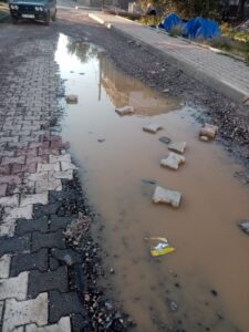 Kemalpaşa Armutlu’da küme evleri mevkiinde yapılmayan ve çukurlu yollar vatandaşı