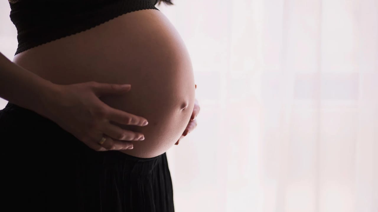 Gebelikte beslenme hem bebeğin büyüyüp gelişmesi hem de annenin gereksinimlerinin