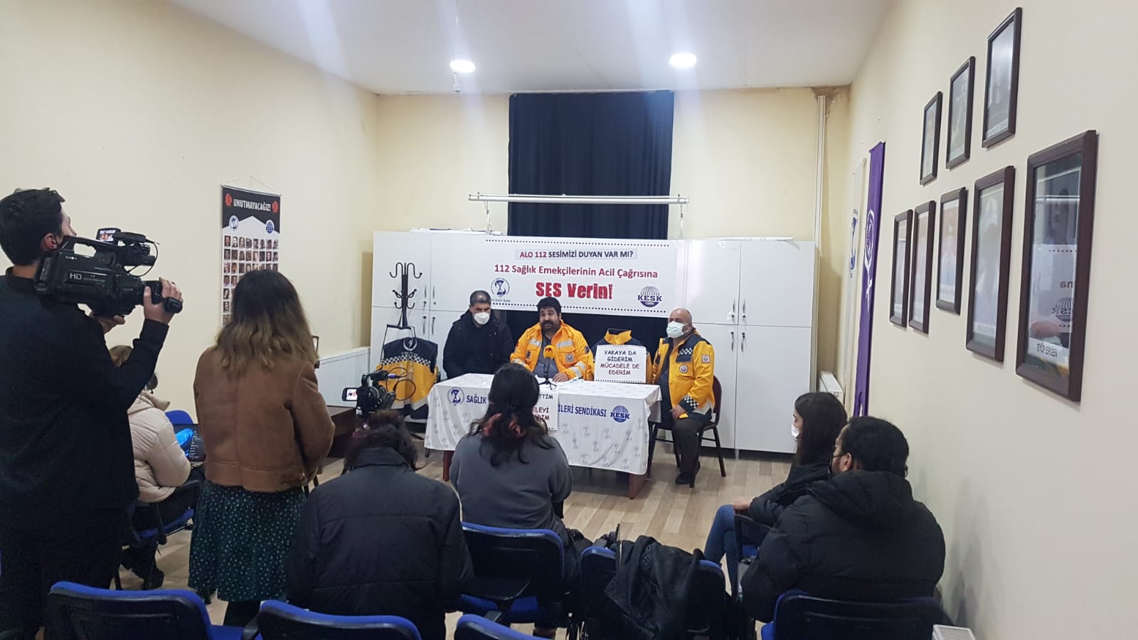 İzmir Sağlık Müdürlüğü 112 Acil Sağlık Hizmetleri çalışanları isyan etti.